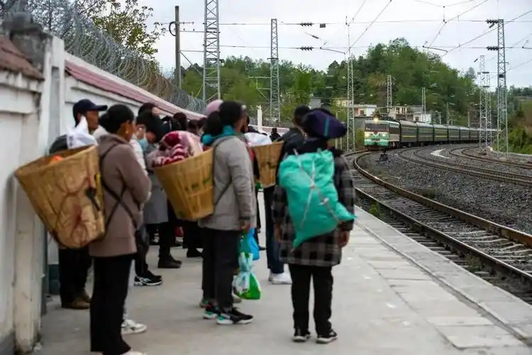 在成昆铁路上普雄站,人们准备乘坐5633次列车出行.新华社记者沈伯韩摄