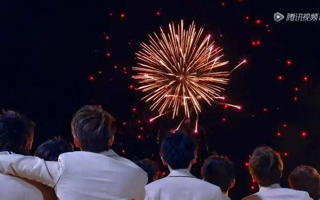 【创造营―鹅你真浪漫】继海边看日出后,大岛男孩又一起围观青春烟火