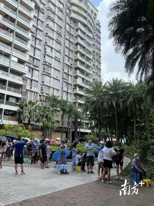 广州人,好样的!疫情防控现场:小区居民自觉排队井然有序