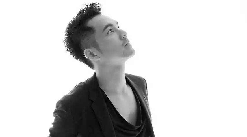 43岁钟汉良老当益壮,亲身演绎秋季中分发型,网友:帅出新高度_刘海