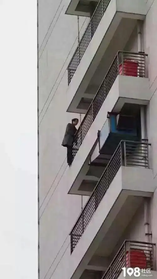 湖州某酒店楼上一男子想不开要跳楼 年都不想过了?