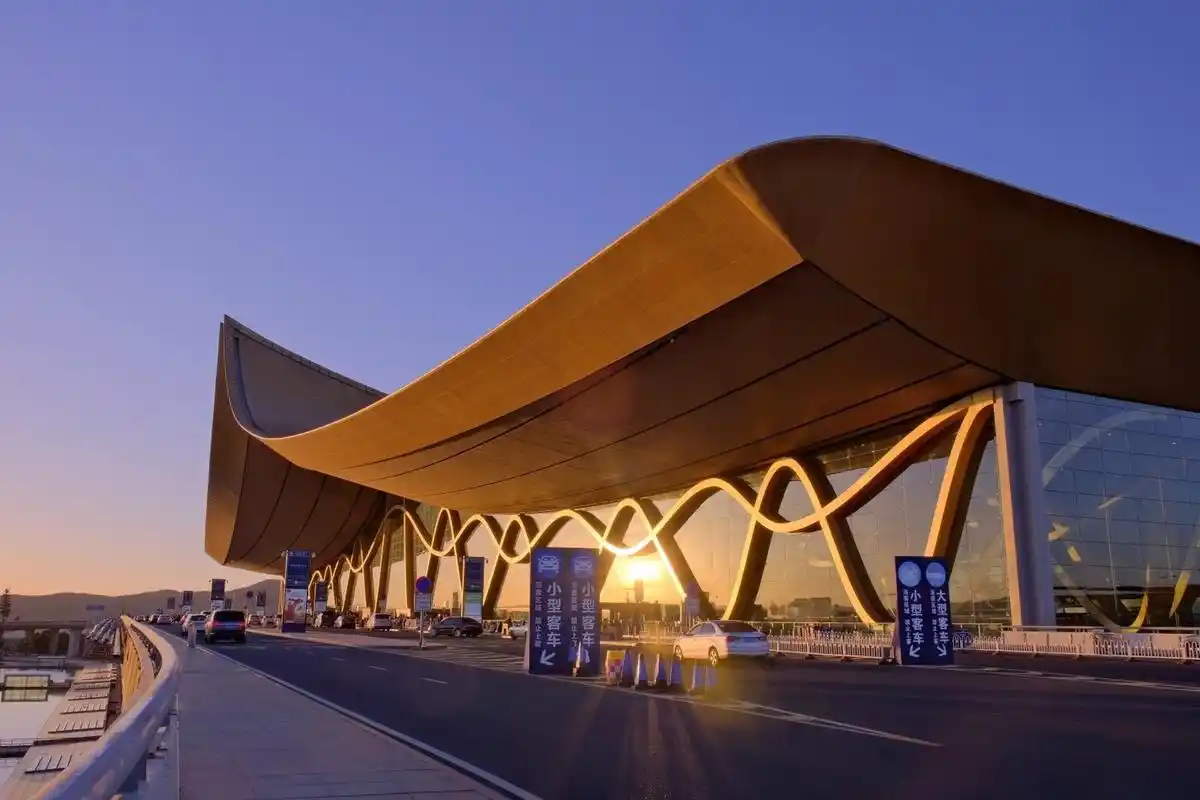 镜头下的长水机场 昆明长水国际机场坐落于云南省昆明市官渡区,距离