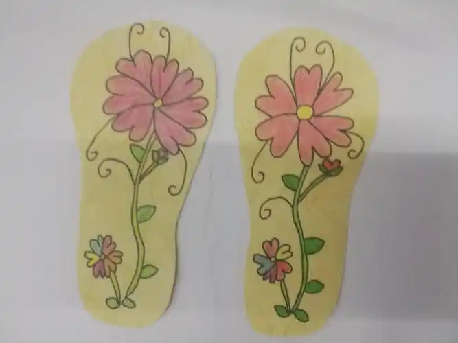 老师示范鞋垫的图案设计 .并讲解构图要饱满,左右