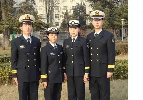 海军军服为深藏青色.