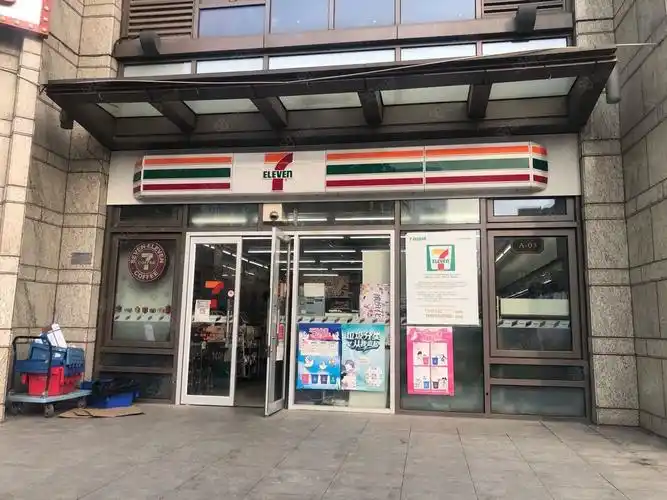 荣业大街纯一层711年租30 十万火急捡漏!