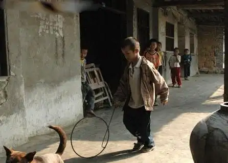 父辈玩得更多的游戏◎ 滚铁环:我们的父辈似乎更多的玩过这个游戏,用