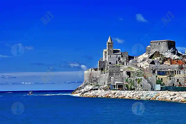 蔚蓝大海边上巨大古老城堡高清图片下载