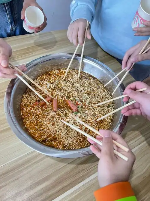 办公室午餐这样吃泡面那才香流口水