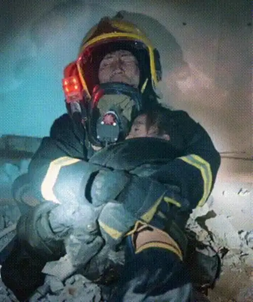 消防员为救跳楼女身亡和平年代牺牲最多的职业他们有多辛苦