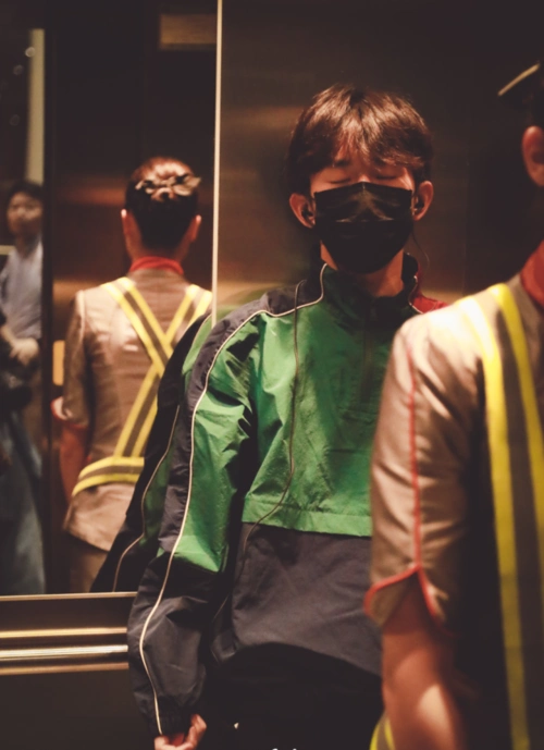 易烊千玺电梯内被拍困到睁不开眼看到他的回应网友哭出声