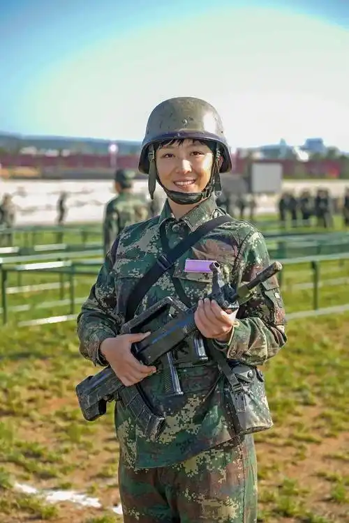 考上北京市公务员后,22岁女孩参军了!