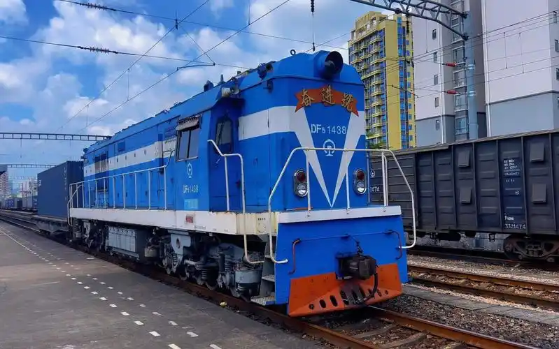 交通强国铁路先行 #铁路摄影 #站台摄影#京九铁路#东风5型内燃机车