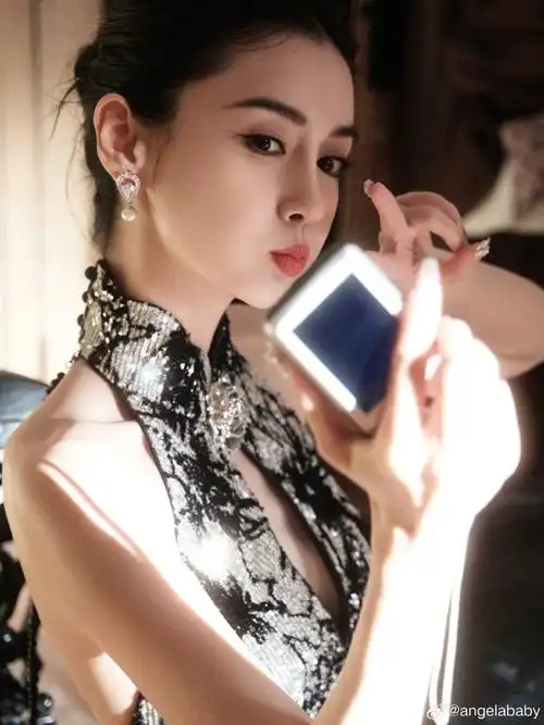 baby分享自拍美照,嘟嘴卖萌显可爱,对镜瞪眼引回忆杀