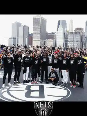 篮网全队大合影谁高谁低一目了然乔哈还挺高登哥也扭回来看镜头了