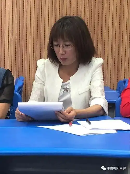 柳老师对崔召中学老师们的到来表示欢迎,并对李欣然老师的课前准备和