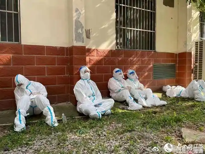 组图南京战疫中的温暖瞬间