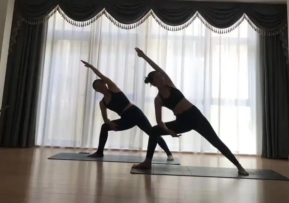 双人瑜伽闺蜜瑜伽 瑜伽美照,令人啧啧称奇,只有你想不到的拍 - 兑音