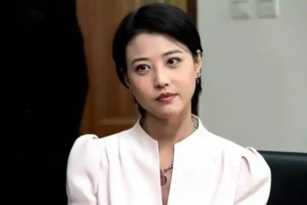 周海媚官方身高169cm,体重55kg,1985年参加香港小姐,因不符合高贵的