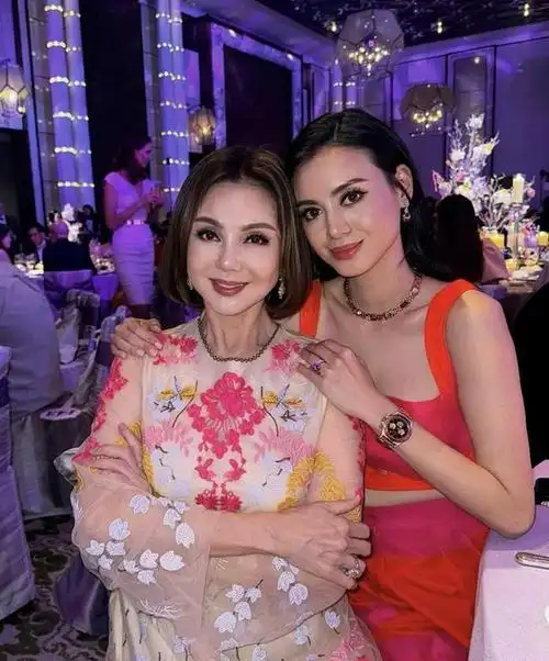 徐子淇优雅出席晚宴,和众多名媛合照,李嘉欣同框站边上