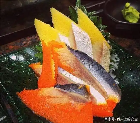 日料中常见的一种鱼,颜色是黄色或是红色,名字叫"希鲮鱼".