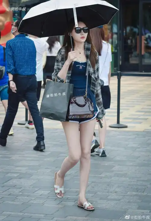 美女穿着运动阔腿热裤出街