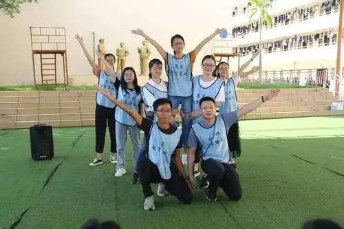 教练的要求,每个队要取队名,喊口号,并摆出符合自己队名气质的队形,最