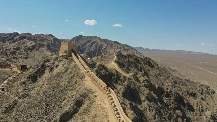 这是5月17日在甘肃省嘉峪关市拍摄的悬壁长城(无人机照片).