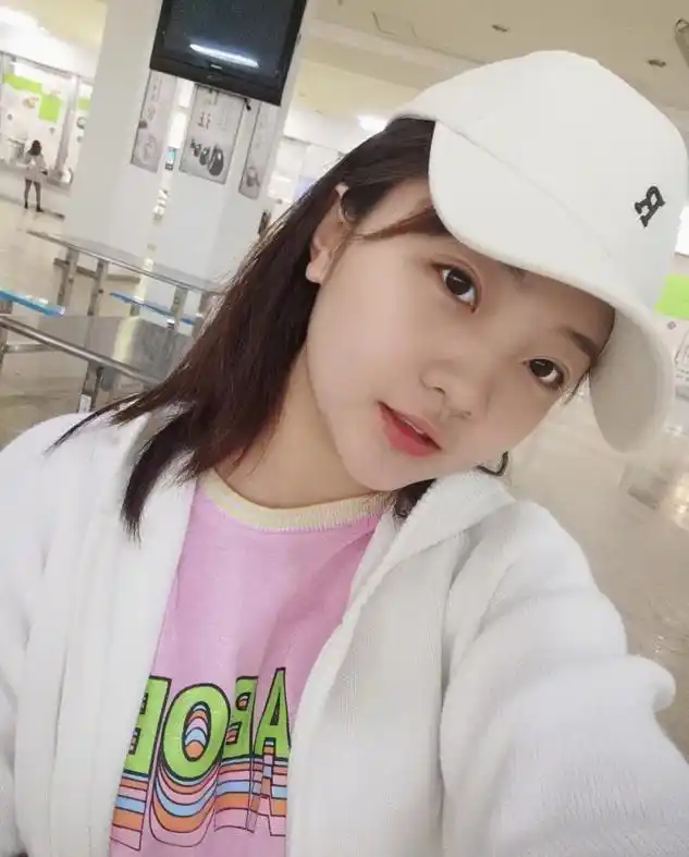 从林妙可照片的背景来看她自拍的地点在学校食堂内,周围的环境干净