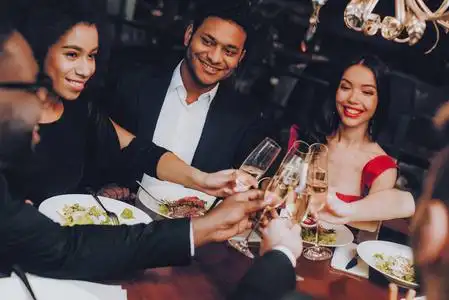 快乐朋友享受晚餐图片