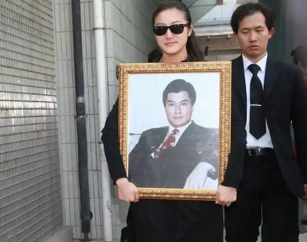 邓光荣的葬礼惊动了整个香港娱乐圈,成龙,谢贤,甄妮等与大哥相熟的