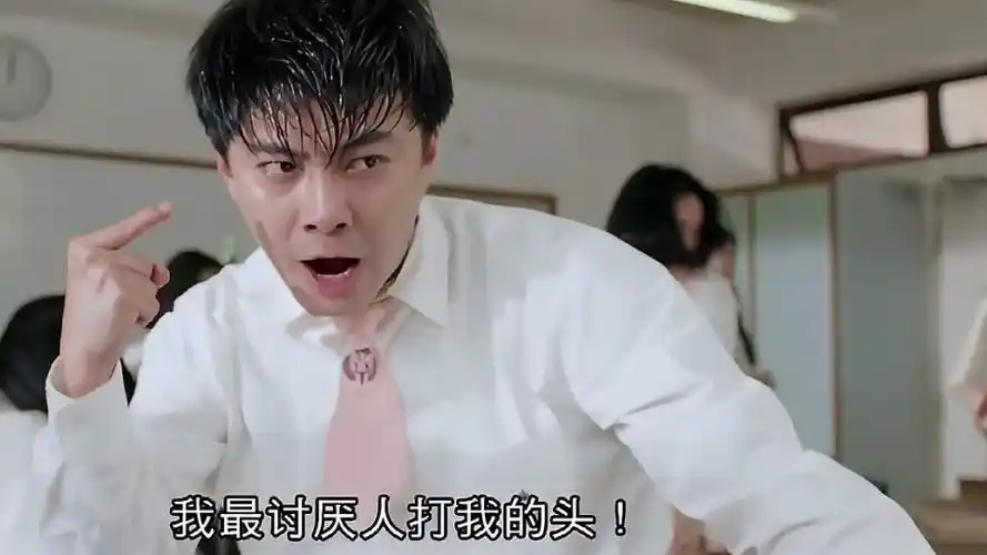 学校霸王校霸以多欺少大雄被欺负瞬间认怂全班人笑翻了