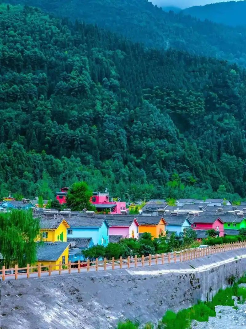 旅游名县大家庭 绵竹市清平镇被誉为"天然氧吧",沿途青山绿水,风光秀