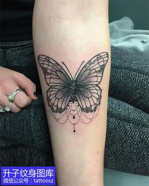 手臂内侧蝴蝶纹身图案