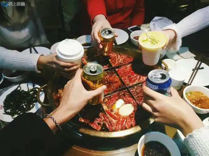 一起吃饭的同事不付钱怎么办?她都是让别人先付钱!