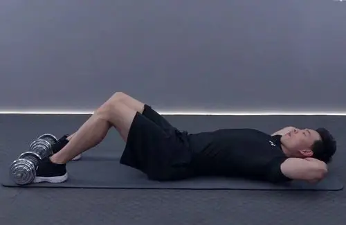 同样也是躺着,双腿并拢膝盖弯曲,首先说要说明的是我们的脚是不可以离