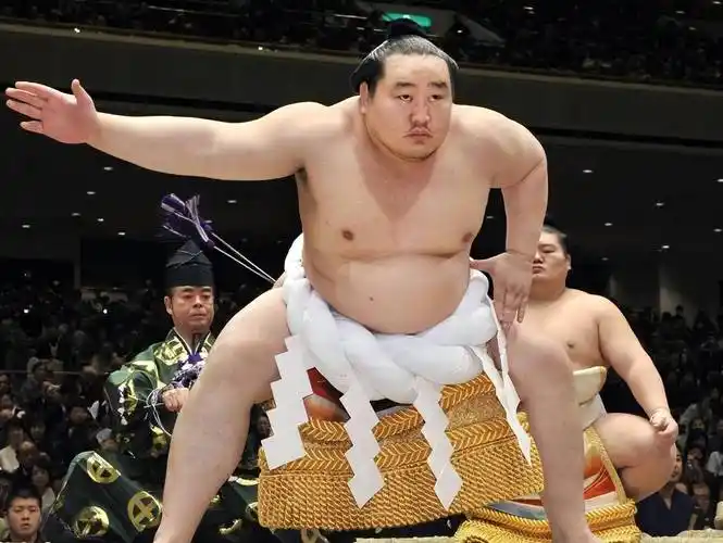 朝青龙:蒙古出生,国外相扑横纲,与时尚女子分手,现为成功商人_优胜