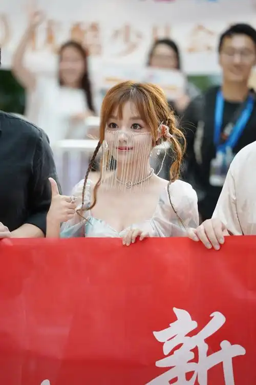 黄霄云1998年出生于贵州,是中国内地女歌手.