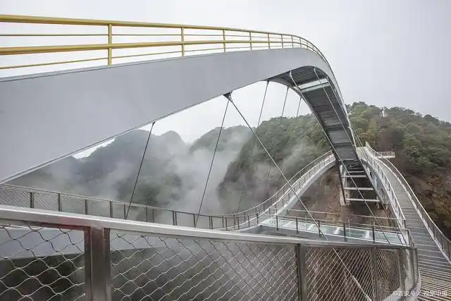 宁波玻璃栈道的景区有:龙屿玻璃栈道,徐凫岩凌云渡玻璃栈道 ,象山玻璃