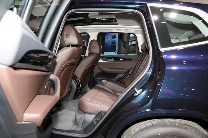 宝马ix3创领型车型新增了内置行车记录仪,360度全景影像,自动_易车