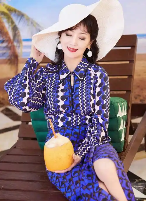 冻龄女神赵雅芝晒最新写真,与40年前的差别多大_照片_时候_中国香港