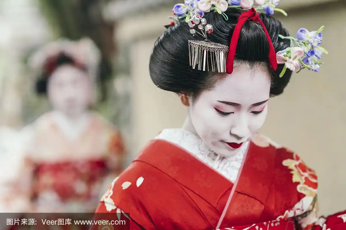 京都祗园一位舞妓的肖像