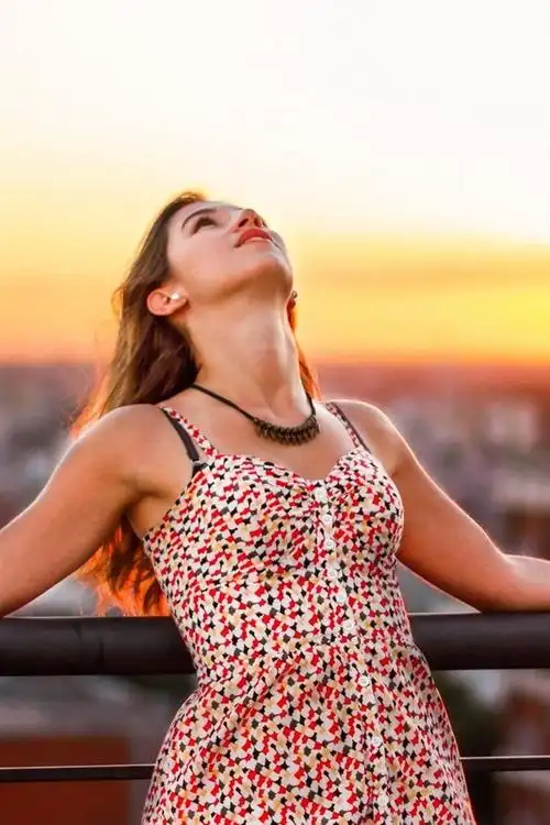 女孩仰起头,日落 640x1136 iphone 5/5s/5c/se 壁纸,图片,背景,照片