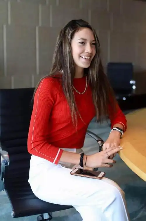 15岁混血美少女放弃美籍为中国连夺三冠!家世优越运动万能,厉害了!