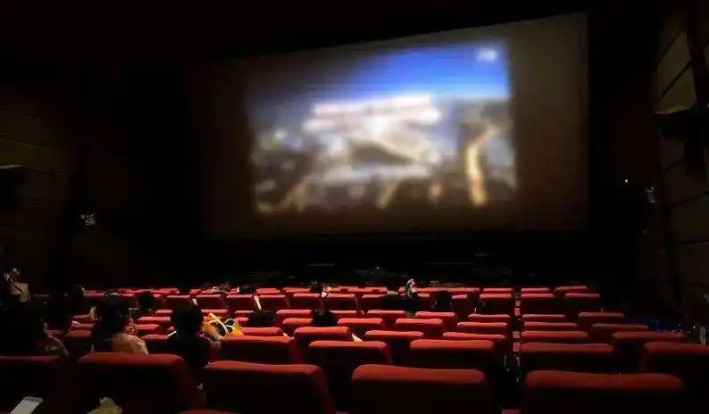 在电影院随手拍了张照晒朋友圈,结果招来骂声一片.千万要注意了!_照片