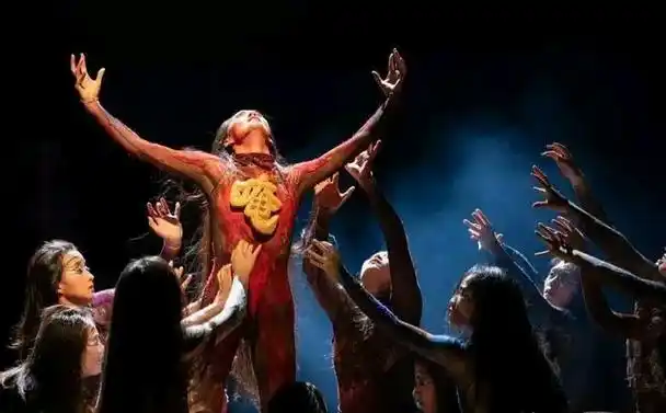 舞团最新演出的现场照片,称赞这次名为"阴阳双修"的舞蹈表演尺度很大