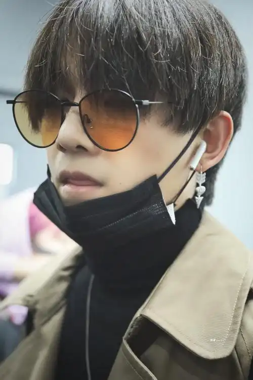 姚琛机场饭拍成都出发卡其色风衣黑色高领内搭茶色眼镜秋天来了