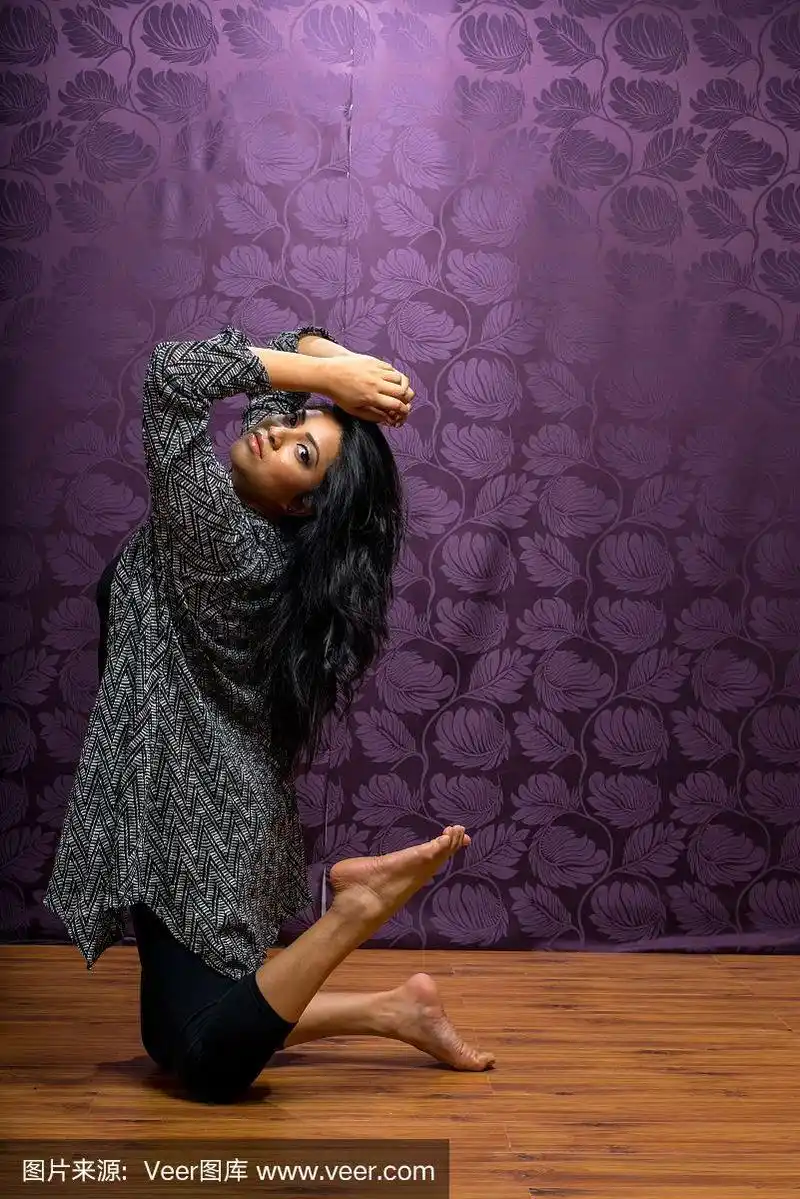 跳舞的赤脚少女