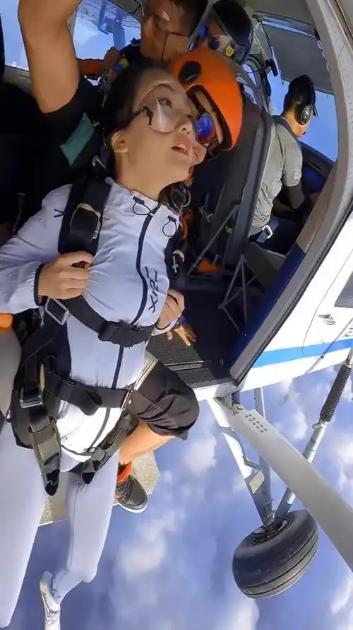 美女挑战高空跳伞,接下来的一幕,不得不说太刺激了!