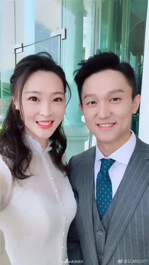 惠若琪今日大婚晒中式婚纱照新郎新娘甜蜜亲吻