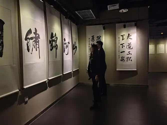 党史学习教育中俄学院学生党员参观庆祝建党一百周年张成生书法作品展